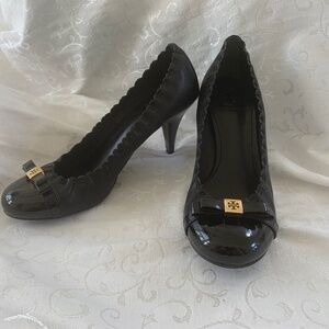 TORY BURCH Romy Black Leather Pump Heel Shoes Bow Elastic Scallop Trim Size 8.5m